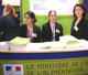 etudiantes ISAA faisant l'accueil au stand du ministere de l'agriculture au SIAL 2004